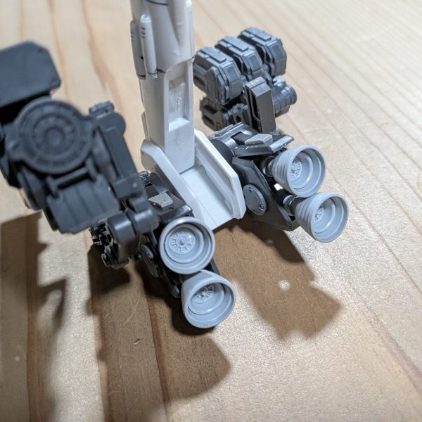Sガンダムのバックパックをベースにバンダイのオプションパーツでバーニアを大っきいのに換えました！あと背中装備武器にバンダイのアーマードコアキットからミサイルポッドと大型レーザー砲を拝借しました(gandam-hand2)（2枚目）