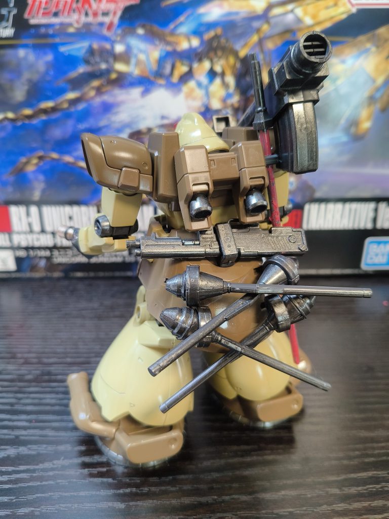 シュツルムファウストを腰につけるのはなかなか付かなくて苦労しました塗装すると小さなはめ込みは途端にハマらなくなるのでツライです