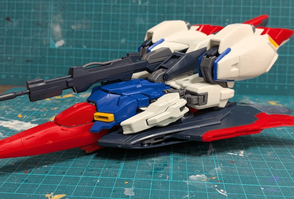 　ウェイブライダー形態。説明書の設定画の再現度が高いです。　ビームライフルを横に取り付けられるのはいいですね。お馴染みのスタビライザー基部にも取り付けられます。　もちろん、ハイパーメガランチャーも取り付け可能です。　また、ハイパーメガランチャーを取り付けていない用と取り付けている用のライディングギアが付属します。