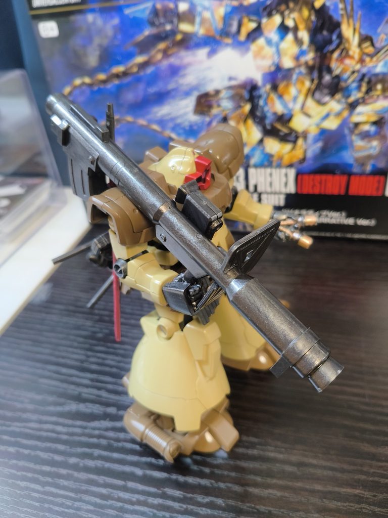 ラテーケン-バズ付属のシールドが陸戦用ぽくて格好良いホバーユニット横のダストフィルターが一度出撃したら長時間の戦闘を示しているようで何か泣けてきます
