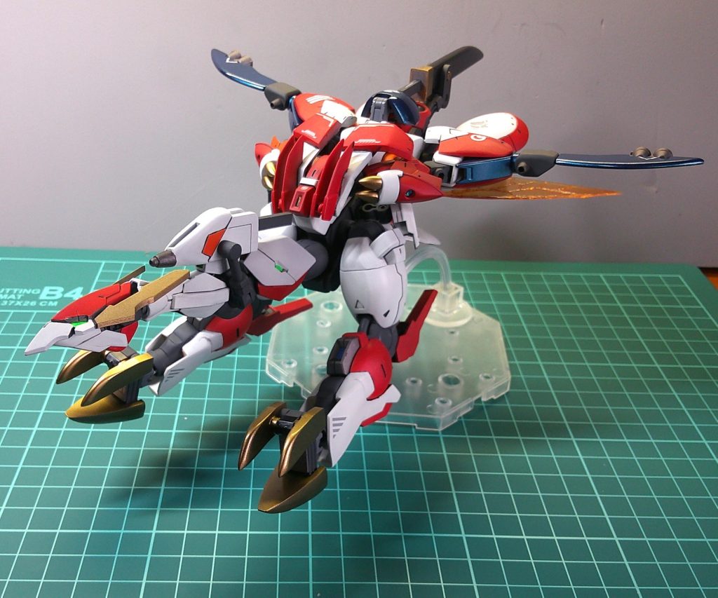 そして変形します。モチーフはビルバインですが、頭部を完全に覆う嘴パーツを作って、それを胴体に格納するのはどうにも難易度が高すぎたので、変形はサイバスターを真似ました。ORAソードライフル、ORAバルカン、ORAキャノンすべての射撃武器がこの形態でも使用可能です。シャクルクロウも使用可能ですが、高速飛行中に相手を捕まえるのはパイロットの技量が高くないと自爆しそうです。なお、足首から先は中古故にすでにへたってたので、つま先パーツだけ流用して作り直してます。