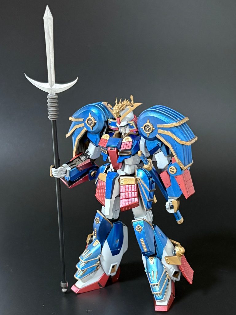 大きな槍を構えて。リアルタイプガンダムクロスなどを参考に制作しました。