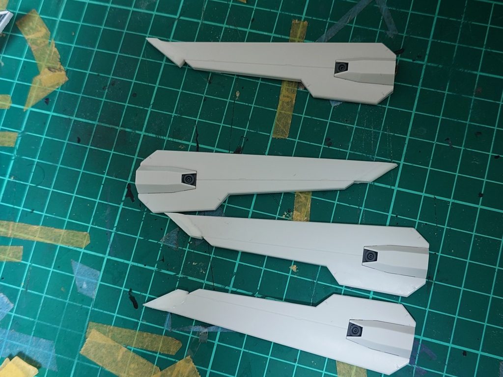 リフレクターは旧HG1/100のパッケージの横に記載されていた機体解説の「光る翼を持つモビルスーツ」という一文からヒントを得て、最外端に3ミリプラ棒を付けて延長し、機械的な翼のような意匠にすることでシルエットの特異性をより高めました。