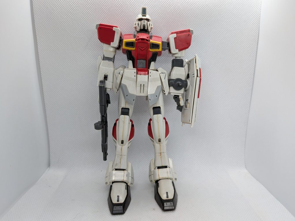 こちらはジャンク品をレストアベースにし再生中の旧キットの1/100のソードインパルスです。頭部のアンテナとソードシルエットや対艦刀などの武器が欠損…。左腕のハンドパーツの指部分やビームライフルの先端部分も欠損しています…。