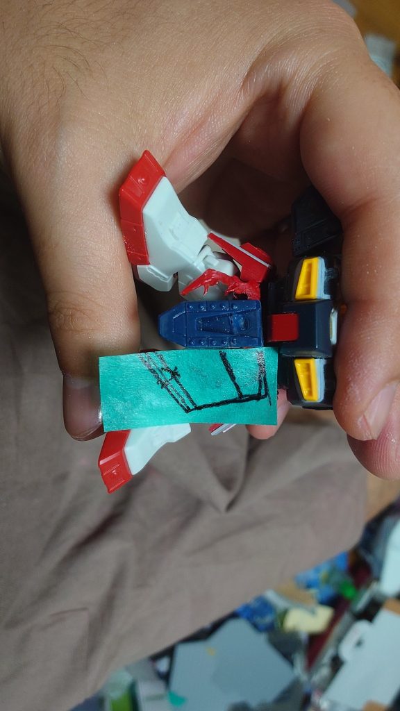 アーマーなど、大きさを調べるためにマスキングテープ貼り付けて大体の形を描いていますOKならこのままこのマステを貼ればいいので一石二鳥👌&nbsp;
