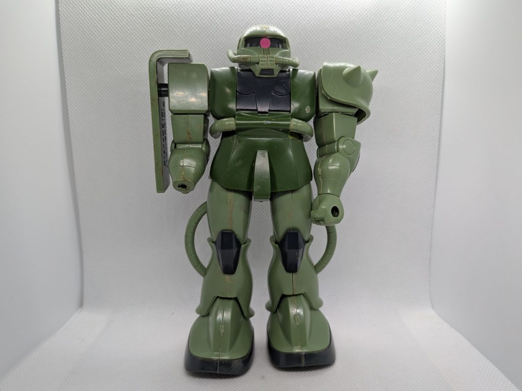 こちらはジャンク品をレストアベースにして再生中の旧キットの1/100のザクⅡです。発売当時は量産型ザク表記だったと思います。右ハンドパーツと装備類が欠損しています…。
