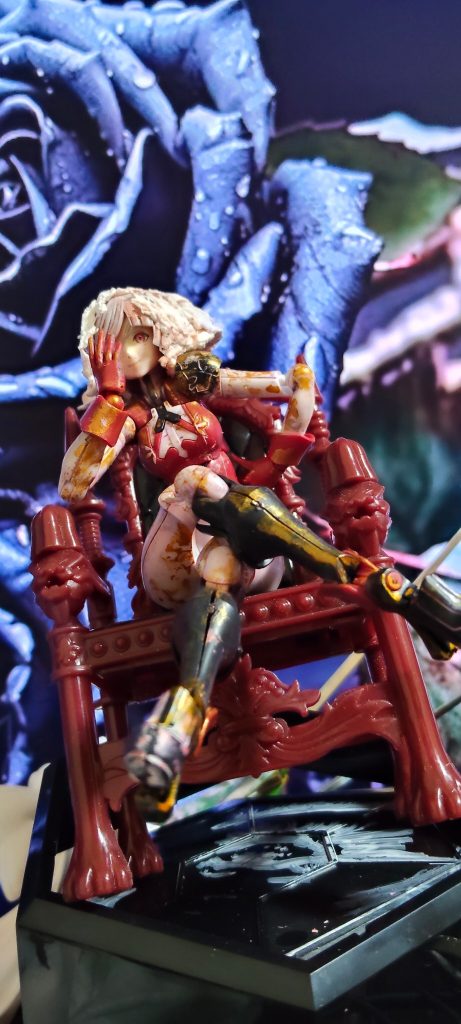 「貴様はララァほどのチカラが無いんだよ、シャリア・ブルと同程度だと思われている、アノ、ガンダムに負ける気しかしないね「なに……！ ワタシはっ……！」​シャアの顔に怒りが走る。しかし、レイチェルは微動だにせず、冷徹かつ真摯な響きを帯びた声で、真実を突きつける​「無線サイコミュは『個の絶対的な共鳴』を必要とする。ニュータイプの純度と精神の広がりがララァの域に達していなければ、遠隔の機体は制御を失い、ただの鉄くずに成り下がるのさ。&nbsp;だが、有線式ならどうだ？ 物理的なケーブルという『迷いのない回路』が、凡庸なパイロットの雑念すら無理やり機体へと伝達し、強制的に兵器として機能させる。つまりこの足のないジオングは、真のニュータイプのための機体ではない……。「……！！「己の限界に気づきながらも、復讐と意地だけで泥沼の戦場を這いずり回る『俗物のための、最後の延命装置』なのさ、、！！​レイチェルは冷たく、しかしどこか深い確信に満ちた瞳でシャアを見据える&nbsp;