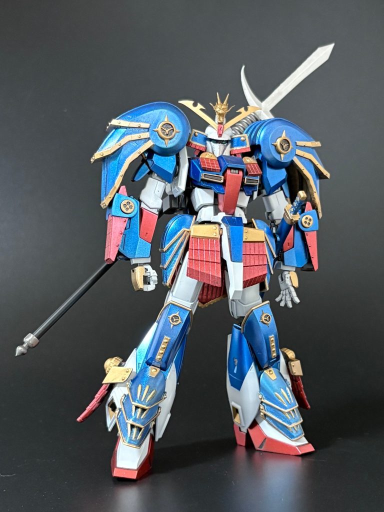 角度を変えて。武者ガンダムシリーズの中でもカラフルで華があるキャラクター。イケメン枠ですね^^それだけに各部の塗分けはマスキング地獄で、細部はエナメル塗装を施したりと、本当に苦労しました。