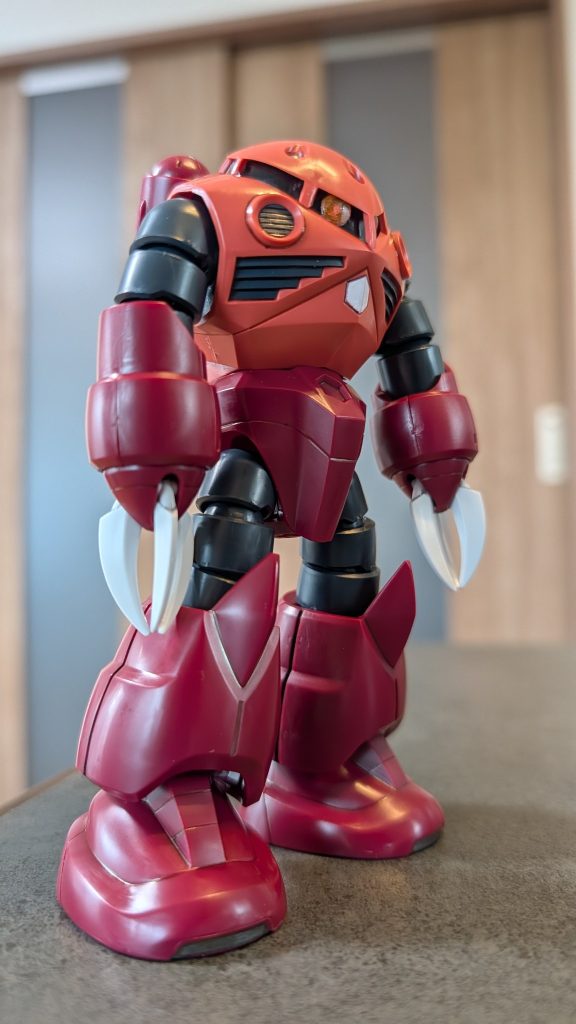追加掲載モノアイをHアイズに変更したので載せておきます。モノアイの裏に白とシャインシルバーのガンダムマーカーを塗って接着剤で貼ろうとしたら接着剤で滲んでしまいました💦ひとつ勉強になりました😂でも貼ってみると何か逆に意思を感じる雰囲気がしないでもないかなと気に入っています！