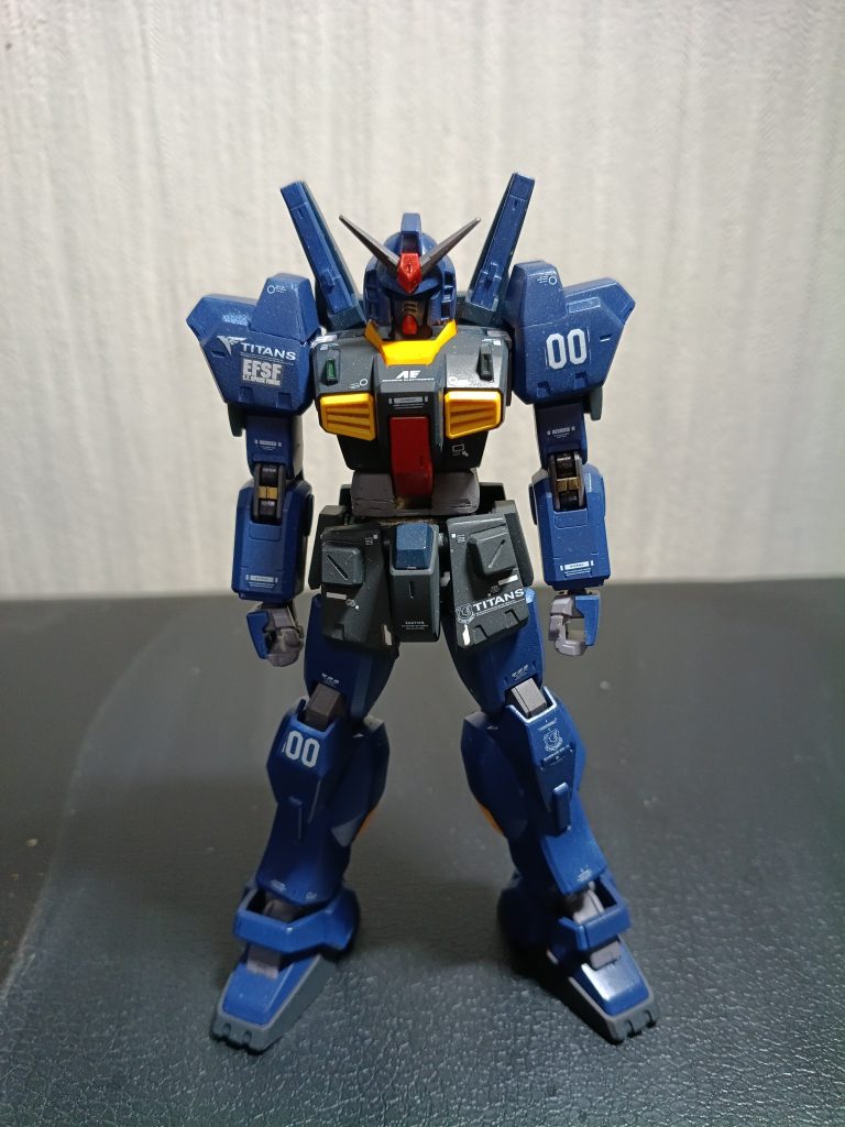 使ったキットは、ジム・クゥエルとエゥーゴ仕様MKⅡです！試作0号機に近ずけるために肩のボールジョイントカバーの先端は、わざとカットしてみました。にしても、ブレードアンテナの色を変えるだけで別機体に見えますね！&nbsp;