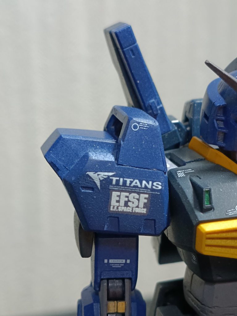 MKⅡの肩を切り刻んでジム・クゥエルの肩に合わせて接着してみました！最初は、中々上手くいかなくて一旦放置してて気づいたら1年も経っていたので今の技術だったら行けると思い再開しました。