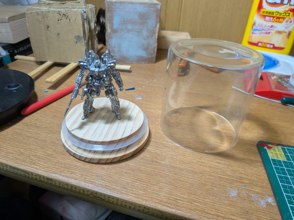 ダイソーの瓶に入れてます