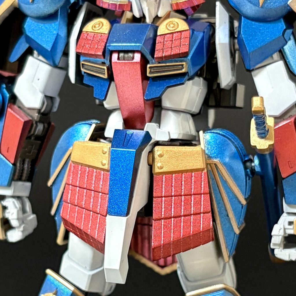 胴体部分。特徴的な胸飾りや、フロントアーマー、腰サイドアーマー。いずれもマスキングでしっかり塗分けています。