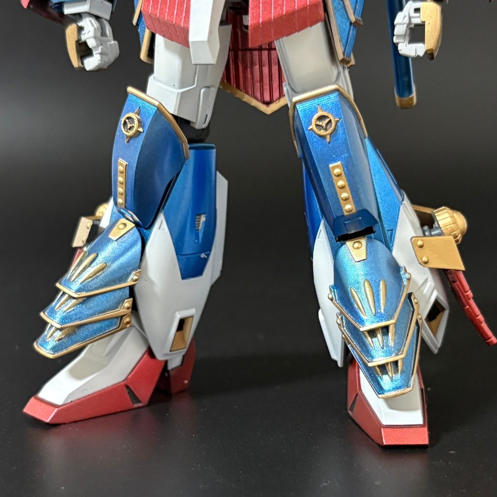 足アーマー。これにはホントに悩まされました。3段構成のスネアーマーは、１層ずつ出力し、マスキングでフチをゴールドに塗分けた後、特徴的な３本の飾りはエナメル塗料による塗分けです。膝アーマーに配置した家紋は、肩アーマーに配置した家紋をサイズ調整して出力しました。
