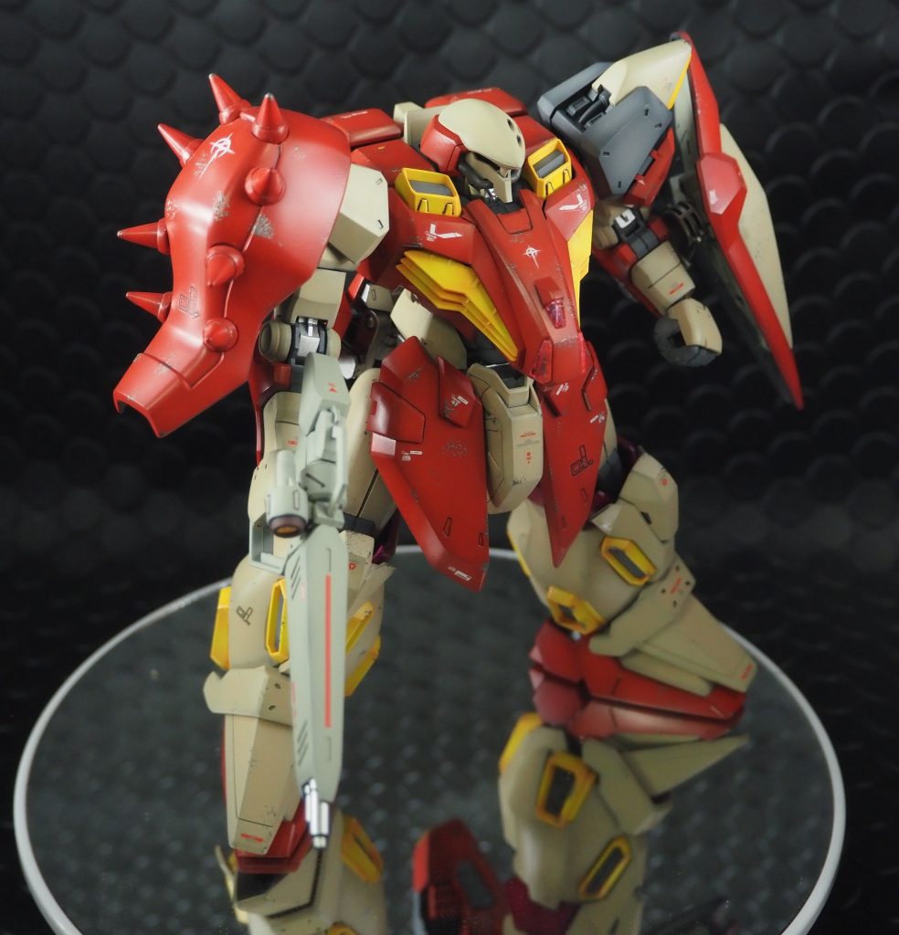 特徴的なフォルムですが、武装はいたってシンプル。ライフル、サーベル、シールドのみです。ライフルはロングライフルらしいですが、巨漢のメッサーが持つとそれほど長く感じません。