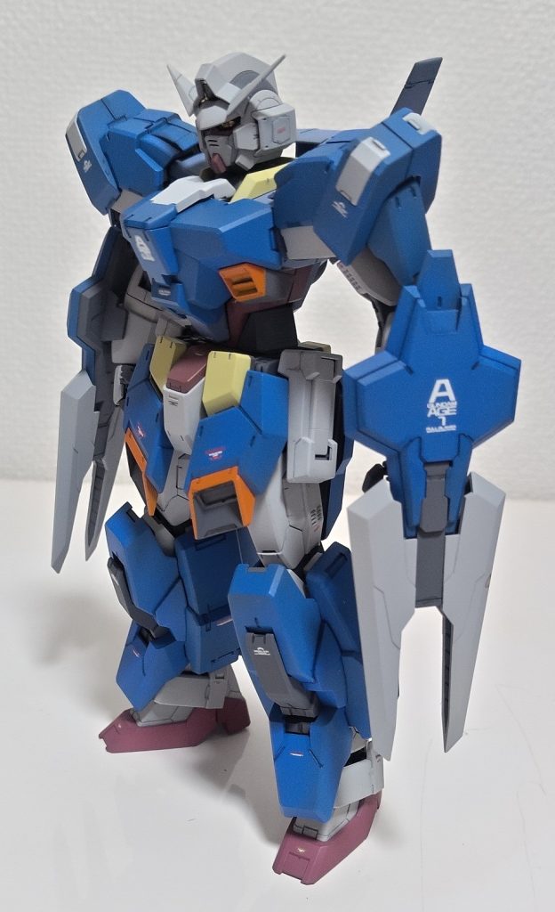 本体はノーマルカラーなのでグランサ部分のみブルーですが思った以上にしっくりきてる感肩のミサイルハッチと前襟の白、胸とフロントスカートのダクトのオレンジはFAガンダムイメージで色追加足のミサイルハッチもオレンジにするか悩んだけどやめて正解？