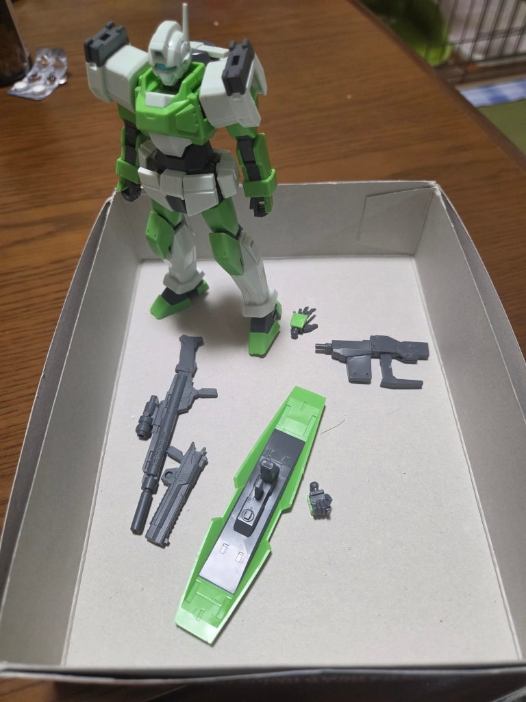 仮組みし直しの状態。今回使ったシャルドール改はだいぶ前に組立済み(シール貼り＋ガンダムマーカーで一部塗装)なので、まずはシールと塗装の掃除＋ダボ穴への切り込み等をしました。(足元のスナイパーライフルとハンドガンは狙撃機の構想があった名残)
