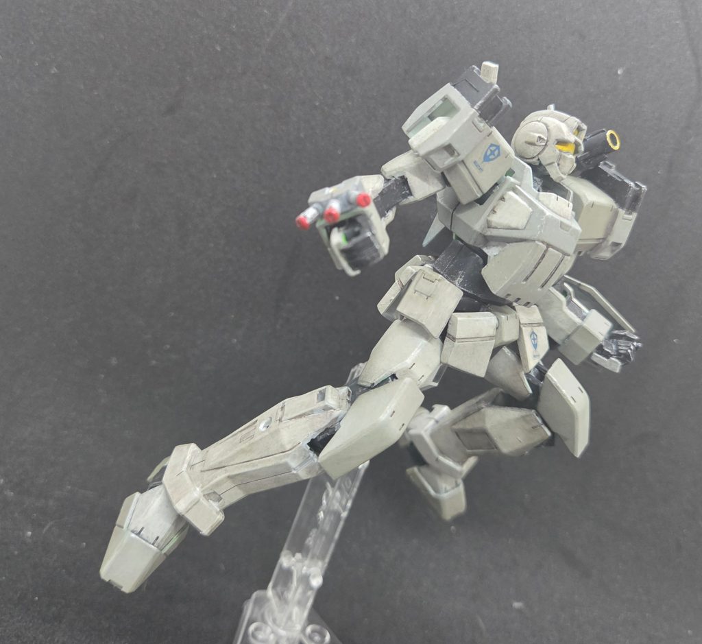 バックパック左部搭載のショートレンジドッズガンで。設定としては手持ちほど強くは無いがバルカンより少し火力が高い位の威力です。
