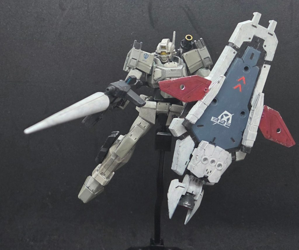 ドッズ・ショットランサーを構えて。シャルドール改のドッズガンをベースに30MMのジャンクを切り貼りして作成。当初ランス部はビーム風にしようとしてたのですが、モールドもそこそこあったので実体槍の方向にシフトしました。