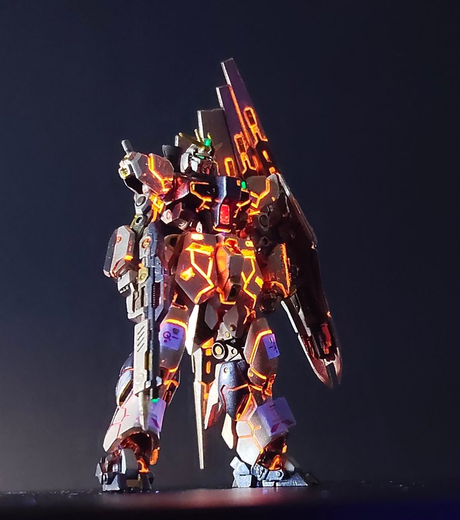 エナメルの蛍光はガンダムマーカーの蛍光の3倍ぐらいブラックライトを拾って光りますね。ただ、薄め液で薄めながら使わないと納豆のように糸を引いて大変です。