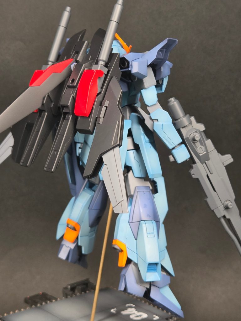 背中にはバックウエポンシステムをオリジナルカラーで塗りました(￣ー￣)