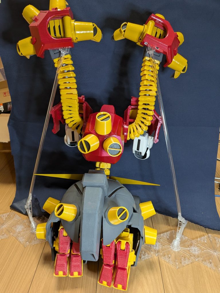 ガンダムヘッド形態のリアビュー。クロー部分が重くて倒れる・・・🤐