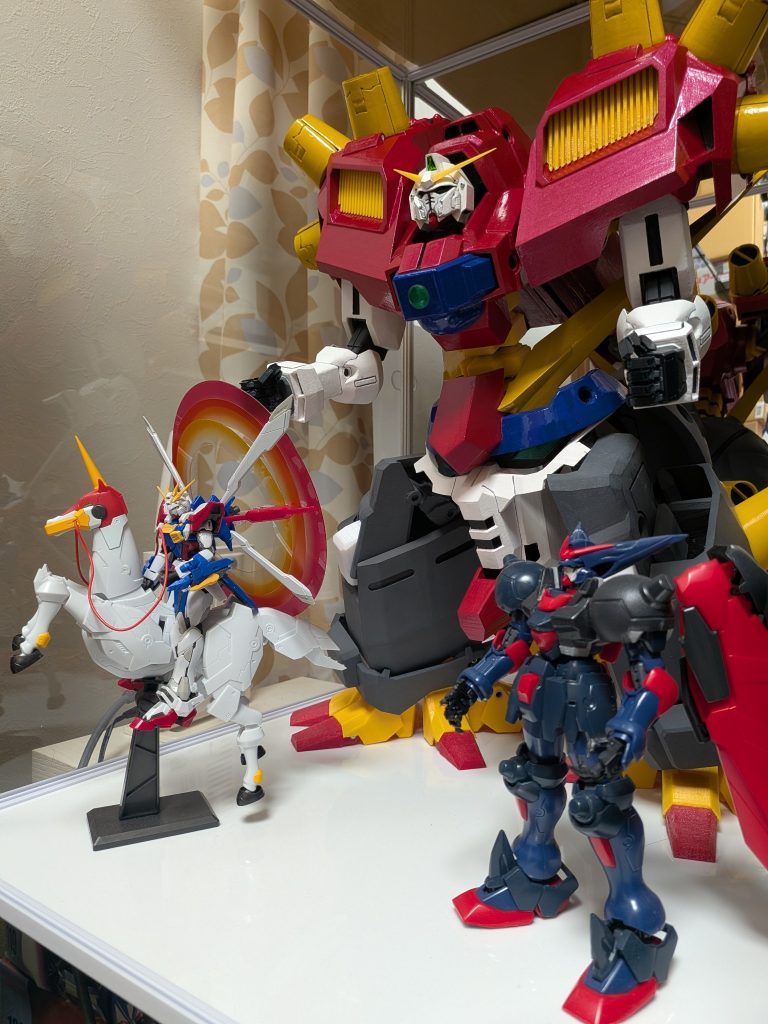 サイズ感が分かるように写真追加😊手前がMGマスターガンダム、奥がRGゴッド+GF風雲再起です。素組のRGは十分カッコいいですね（笑）手前のMGマスターは改造途中です。眼精疲労がヤバくて頓挫してます😭😭