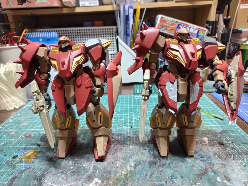 左が素組みの物で、右が延長工作したものです。１０ｍｍ位全体で延長しています。足首２ｍｍ、太もも２ｍｍ、腰３ｍｍ、首２ｍｍ。後はバランス調整に腕で２ｍｍ延長してます。