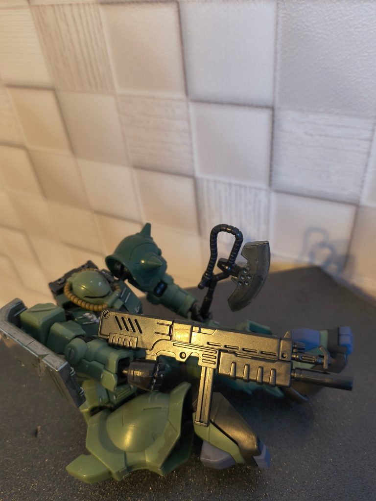 このガンプラはポーズを決めるのに苦労しました