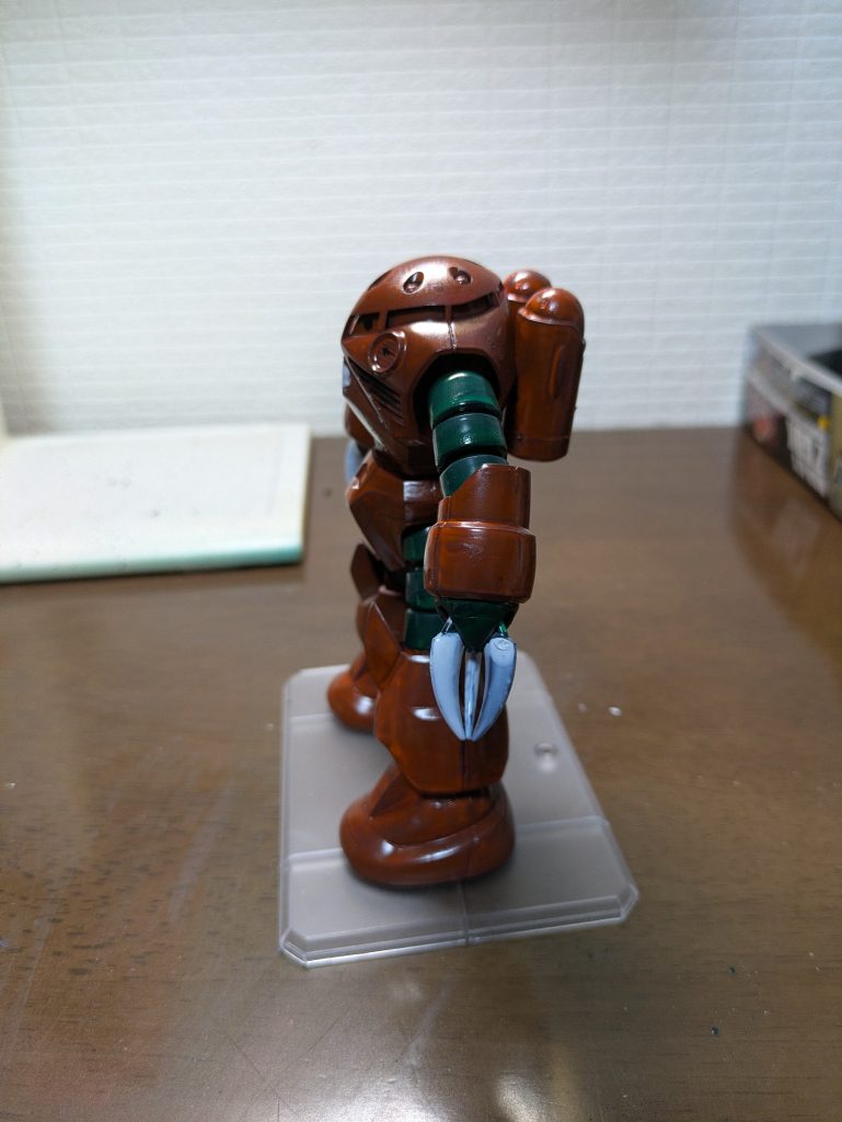 こちらは1番最初に作ったガンプラYouTubeを見てキャンディ塗装をしようと思ったら難しくて出来なかった代物です。