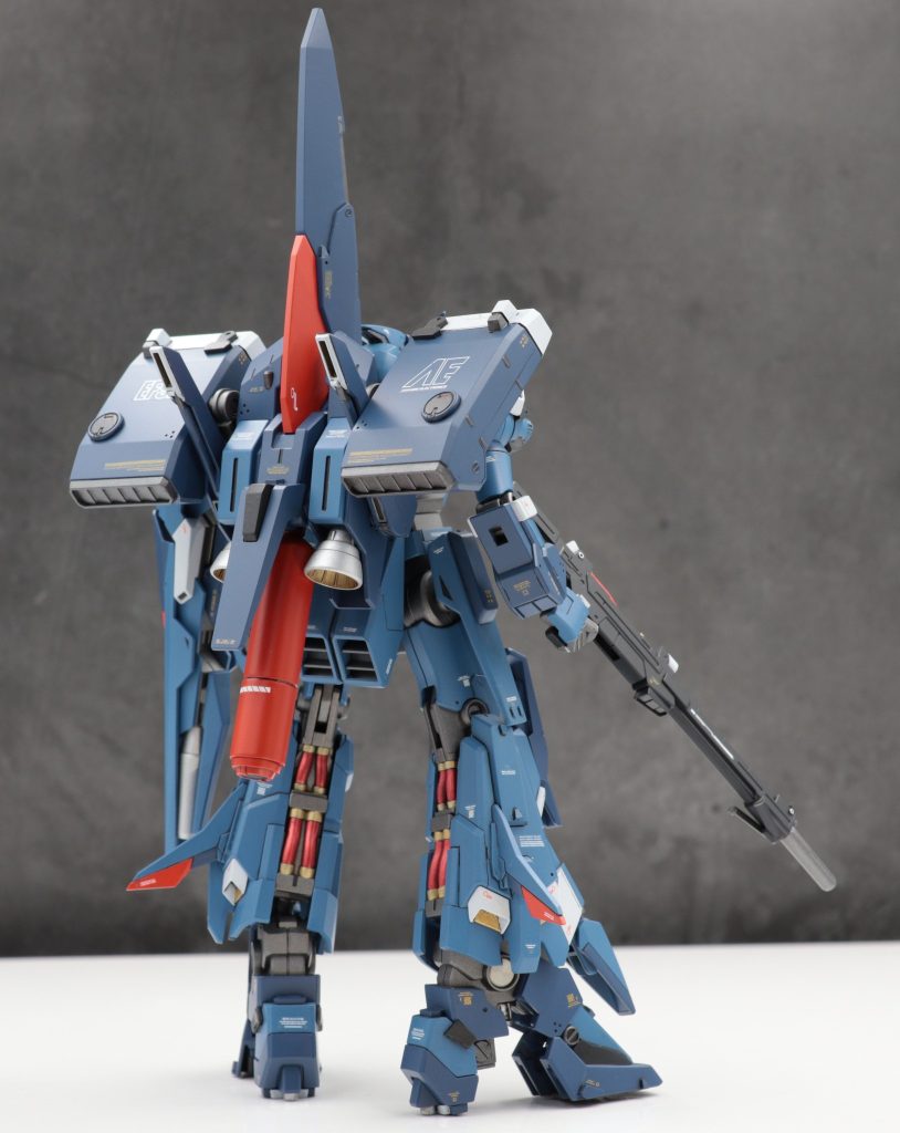 ZⅡの後継機として開発されたリゼル。そのプロトタイプとしてZⅡ+リ・ガズィを参考に改造してみました。頭はガンダムタイプに変更。脚部はZⅡを参考に足長に。