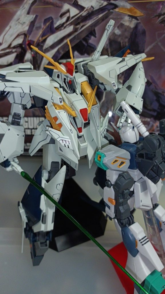 アリュゼウスもとい量産型νをボコる三ガンダム(zaku-kao4)まさか、あんな一方的な戦いになるとは思いませんでした（笑）続編が楽しみですね。