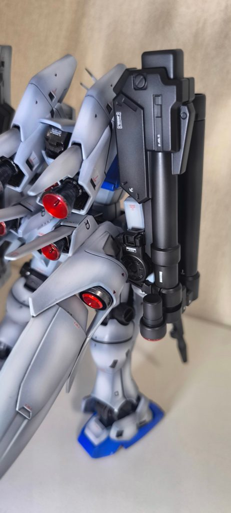 製作のきっかけになったガレージキットは右にバズーカを装着していたのでまねています。どう接続してるのかは写真がなかったのでシールド接続部をパーツ請求して組もうかと思いましたが在庫切れ・・・そのため、バズーカのグリップ部を腕のシールド用接続穴とジャンクパーツで挟んで固定しています。