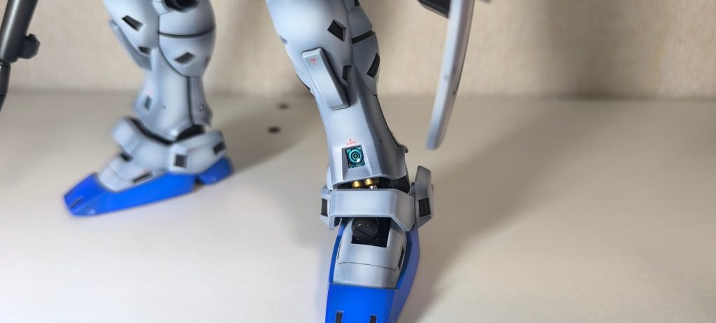 特徴的な脛のセンサは裏にモールドの入ったパーツを張り付けてから、UVレジンを固めました。この部分はキットのままだと穴が開いていて、フレーム側に合わせ目隠しを兼ねたグリーンのシールを貼る箇所です。リメイクされたら絶対クリアパーツがついてくるはず！その時は1/100デンドロも期待！見たいだけで買わない気もしますが・・・置き場が・・・