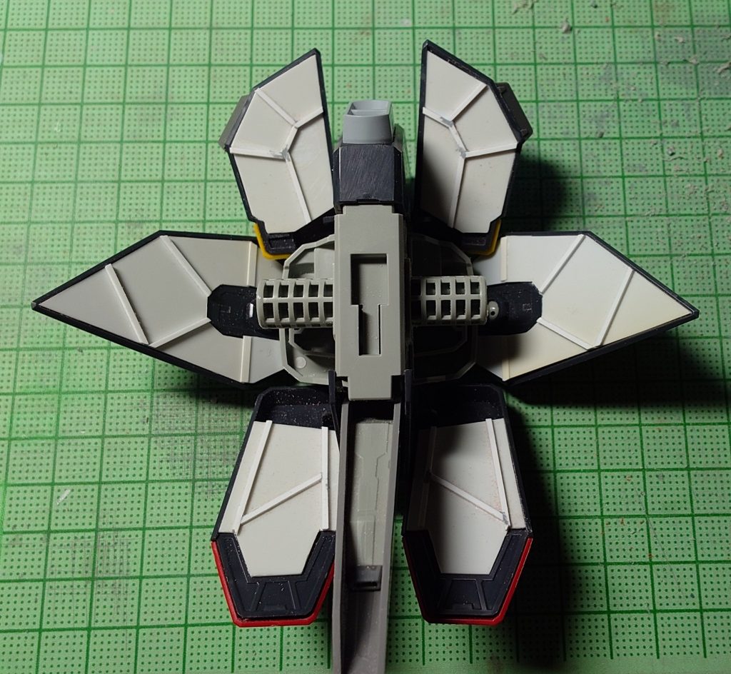 腰アーマーの裏がスカスカだったのでプラ板で制作