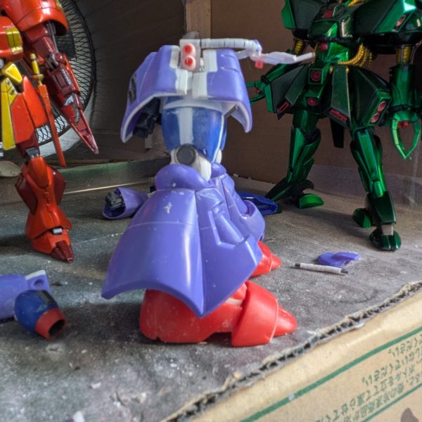頭、上半身に続き、腰です。当然内部はフルスクラッチ。サイドアーマーは前後それぞれ2ミリづつ幅増しして4ミリ増幅、脇のパーツも新造しました。リアスカート内にはバーニアを作製、これには最後まで迷いました。設定には書かれていないし、後面に4基ありましたからね。その後面バーニアはくり抜いて新たにアクセサリーパーツを取り付け、縁にプラ板を貼って厚みを出しています。 フロントアーマーはボールジョイント接続し、腰のパイプは3ミリパイプを切ったものを2ミリスプリングに通して作りました。二本のスリットは貫通させており、裏からプラ板で塞いでいます。(2枚目)