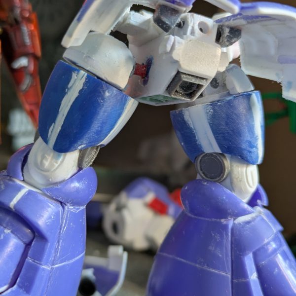 頭、上半身に続き、腰です。当然内部はフルスクラッチ。サイドアーマーは前後それぞれ2ミリづつ幅増しして4ミリ増幅、脇のパーツも新造しました。リアスカート内にはバーニアを作製、これには最後まで迷いました。設定には書かれていないし、後面に4基ありましたからね。その後面バーニアはくり抜いて新たにアクセサリーパーツを取り付け、縁にプラ板を貼って厚みを出しています。 フロントアーマーはボールジョイント接続し、腰のパイプは3ミリパイプを切ったものを2ミリスプリングに通して作りました。二本のスリットは貫通させており、裏からプラ板で塞いでいます。(3枚目)