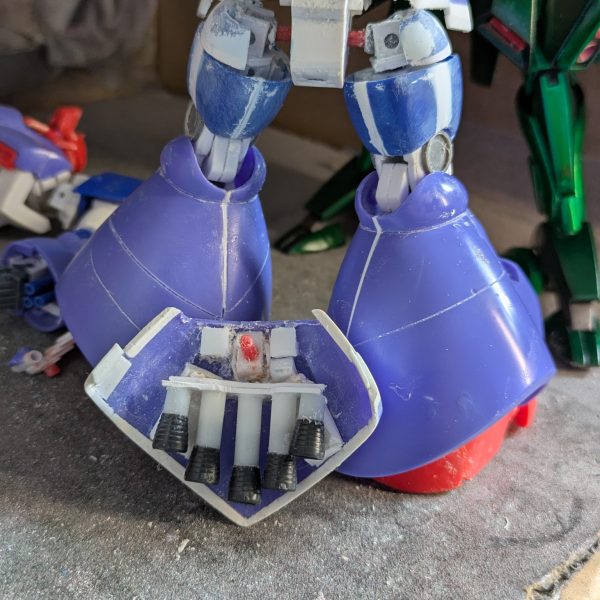 頭、上半身に続き、腰です。当然内部はフルスクラッチ。サイドアーマーは前後それぞれ2ミリづつ幅増しして4ミリ増幅、脇のパーツも新造しました。リアスカート内にはバーニアを作製、これには最後まで迷いました。設定には書かれていないし、後面に4基ありましたからね。その後面バーニアはくり抜いて新たにアクセサリーパーツを取り付け、縁にプラ板を貼って厚みを出しています。 フロントアーマーはボールジョイント接続し、腰のパイプは3ミリパイプを切ったものを2ミリスプリングに通して作りました。二本のスリットは貫通させており、裏からプラ板で塞いでいます。(4枚目)
