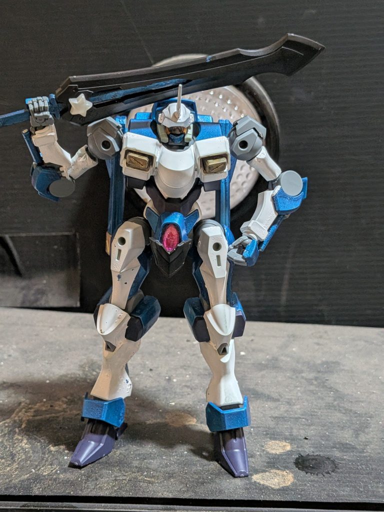 画像加工前ガンダムぽくさせないために赤と黄色は使いませんでした。白を使うと良いモノに見えますね（笑）剣はジャンクで適当に作りました。&nbsp;