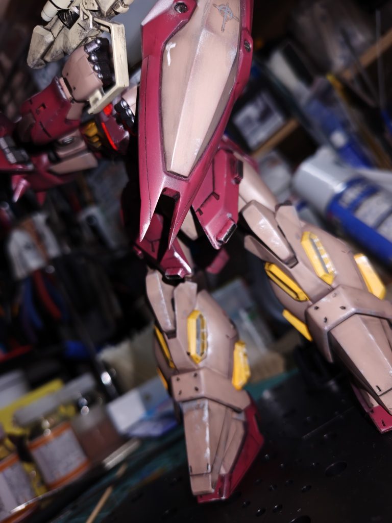 シールドはバックラーっぽく先端を尖らせ刺さったら痛そうにしてみました。それと、もっとカクカクさせたかったので、プラバン1ミリ貼って、折れ点の部分をわかる用にしました。