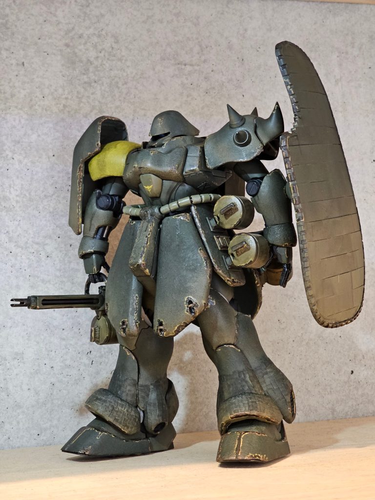 シールドの切り欠きに鉄砲のハンドガードを置いて防御しつつ撃ち進むという想像シールド裏側にはヒートホークを備え付け地上では重要部分である脚部は引っ付き爆弾防止のツィメリットコーティングと、スネのむき出しをカバーする地上専用装甲を追加しました