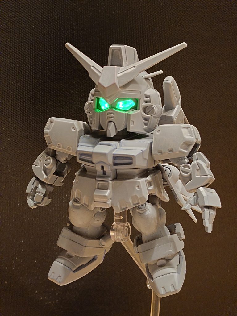 BB戦士の頭部内部はスペースが広く、さらに RX-78 とステイメンのサイズが近かったため、ライトを仕込むのは意外に簡単でした。