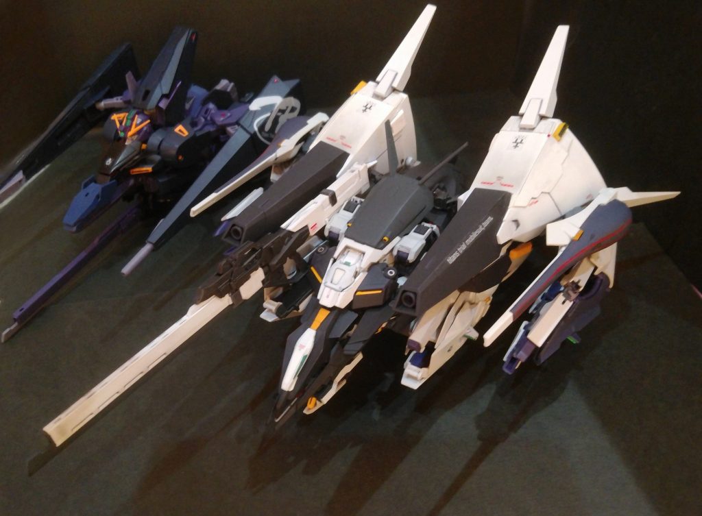久しぶりに手首を外してMAへ変形。ブースターと脚部を繋ぐパーツを展開して接続。TR6ウーンドウォートを使用した足の付け根周辺がやはり弱すぎですが、なんとか変形完了。随伴機にフライルーを配置しました。