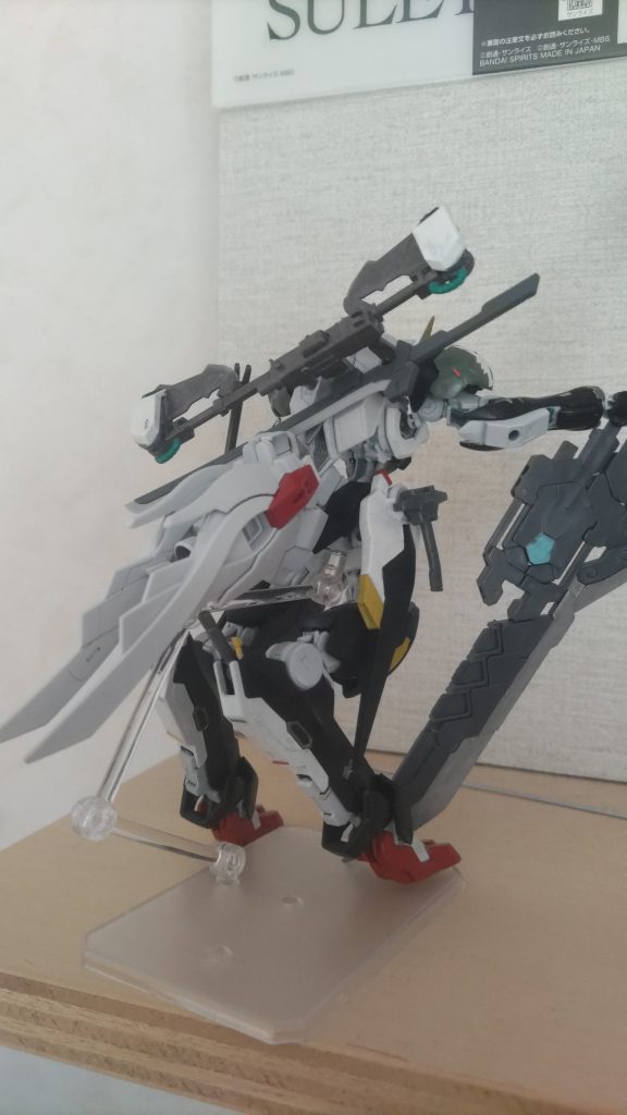 本機最大の特徴であるケモノ脚ルプスの膝下を切ってレクスの腕をくっつけました。ふくらはぎは展開してナイフを取り出せます。そしてウイング炎の羽を使った狼尻尾