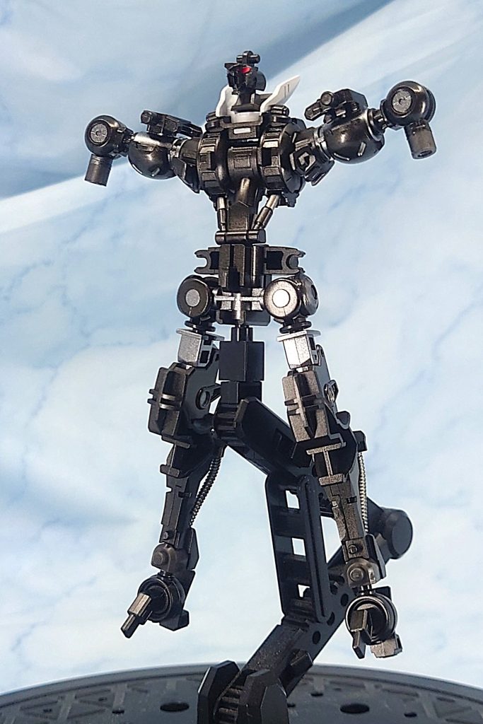 フレーム状態。上半身はザガン、下半身はルプスのフレームです。本音を言えばアダプトのフレームを使いたかったのですが持っていないのでどうしようもありませんでした。今回はシャフトや脚部パイプなどフレーム各部もラッカー塗料と水性塗料による色分けをしてみました。一部にはビン入り塗料だけでなく水性メタリックマーカーで塗ったりもしています。ちなみに今回は失敗というほどのものはありません。塗膜が厚くなるのは想定済みの為、塗装後にダボ穴をピンバイスで浚って可動性を確保したのが成長したところです。