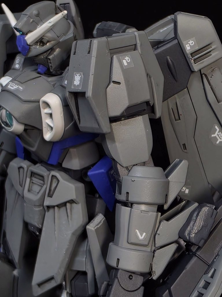 腕部 -ARM UNIT-原型機から大きく変更された部位の一つが腕部である。01の腕部は、長大なバスターライフルを自由自在に振り回すパワーとビームサーベルを鋭敏に操る繊細さを兼ね備えた高性能ユニットであった。一説にはそのアームとシステムの開発にはMSをゼロから開発するほどの歳月がかかるとも言われるほどだともされる。そのような部位のため量産化計画においても当初から完全再現は断念され、トールギスの設計・整備データを流用したものとなっている。そうした経緯のため外観の形状もシンプルな肩部ユニット・やや丸みのある前腕部とどことなくトールギスやリーオーを彷彿とさせるものとなっている。