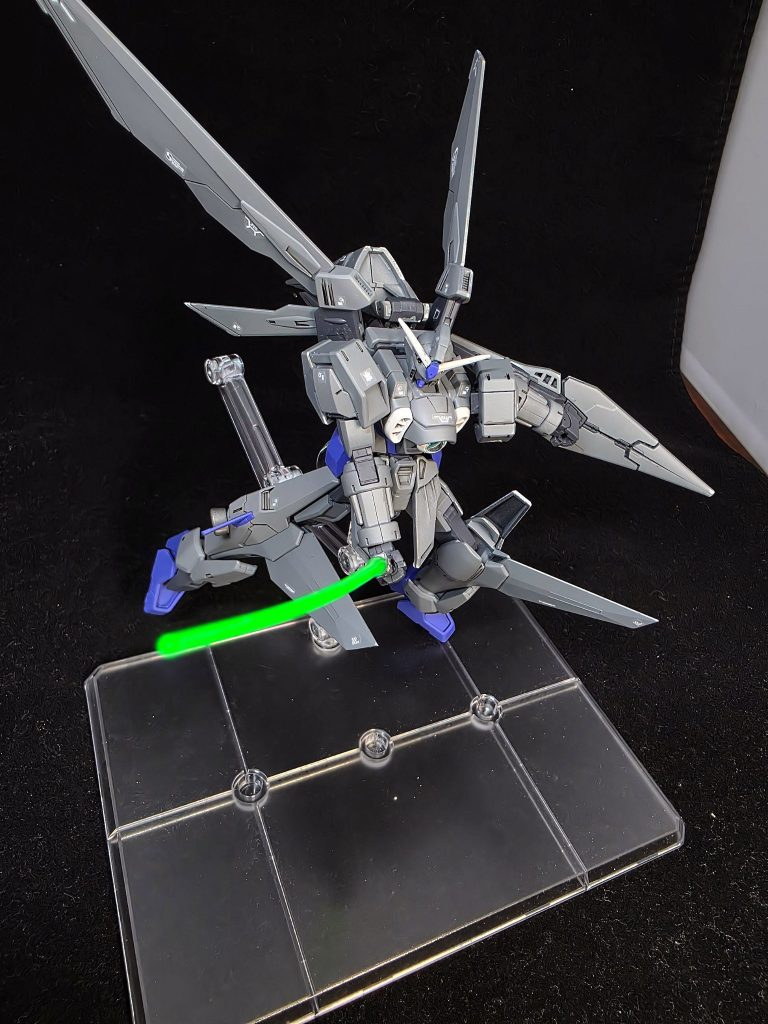 ビームサーベル設定ビームサーベル -Beam Saber-シールド裏に装備された格闘兵装。リーオーから続く標準的なMS用の格闘兵装である。可変機に搭載するということから、原型機である01がシールド内部にビームサーベルを格納していた発想を拝借。開閉しクロー機構をシールドに持たせたので内部ではなく、トールギスらと同じようにシールド裏に装備する形となったほか、従来型よりもだいぶ小型化された。一基のみを搭載しており、これは格闘兵装を装備しなったエアリーズやトーラスと同様に本機の主戦場は白兵戦ではなく射撃戦であるという表れであり、あくまでビームサーベルは敵機に接近を許した際の緊急用装備とされたというのが定説である。形状は設計データの流用先がトールギスだったため01やリーオーの筒状ではなくトールギスと同じボックス状の発振器となっている。また部材がチタニュウム合金ではなくガンダニュウム合金になったことで出力がリーオーはもちろんトールギスの物よりもさらに向上し小型化しているものの、本機の高い機動性と併用した際の格闘戦能力は緊急装備用とは思えないほど高く、そのファイティングアビリティは原型機と遜色なかったとも言われている。