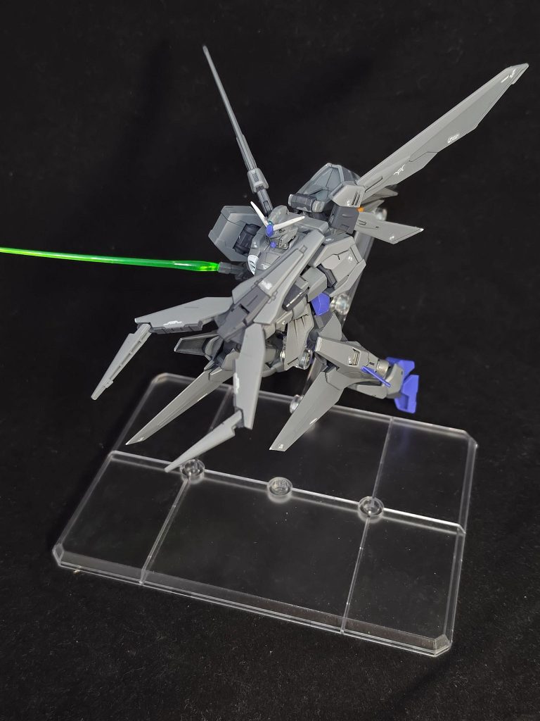 シザーシールド -Scissors Shield-本機専用のシールド。バスターライフルと同様に原型機の01が用いたものはファイター形態時の機首も兼ねた長大な代物であり量産には不向きと判断された。一方で、開発陣はガンダム02・04・05にはそれぞれタイプは異なるものの、対MS戦を想定したクローアームのような武装が装備されている点に着目。多くのガンダムが装備したその有用性を確認する意味も開発意図に込められていた。外観は01のシールドを二回りほど小型化したものとなっており、構造は02のバスターシールドを模したようなデザインとなっている。中央部から開閉する仕組みも似ているが相手を挟み込む形はどちらかといえば04のクロスクラッシャーや05の改良型（アルトロンガンダム）のドラゴンハングに似ており、威力もそれに準じていてテスト時にはビルゴをものの数秒で両断するだけのパワーを発揮して見せている。防御性能も従来のリーオーの円形型シールドと比べれば大型化しているため性能も上がっている。