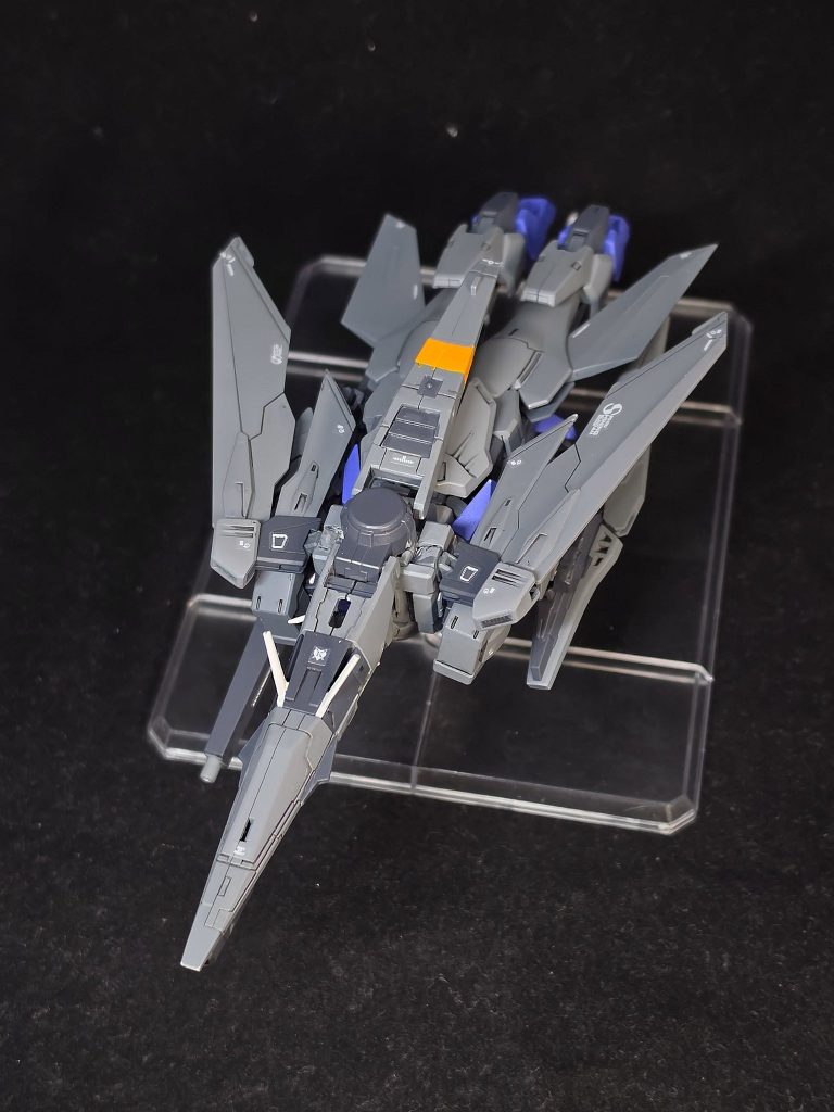 変形機構 -FIGHTER MODE-　本機最大の特徴とも言える「戦闘機」を模した高速飛行形態への可変機構。開発ベースとした01から継承した機構でもあるが、01では「鳥」に見えたため「バードモード」と呼称していたが、本機ではその姿から「ファイターモード」と呼称される。　胴体やバックパックおよび主翼ユニットをほぼそのまま再現していることもあり、本機でも変わらずにこの形態をとることが可能である。また前述のように01ではバスターライフルと大型シールドをドッキングし機首ユニットとしていたが、本機では戦闘中に喪失する恐れのある携行兵装を変形に組み込むことの危険性が指摘され、新たに背面に専用センサー類と専用火砲を備えた機首ユニットと姿勢制御用のテールスタビライザーが追加された。　また脚部の「位置」によって特性を変化出来る点は原型機にはない改良点とされた。膝の尾翼と脹脛外側のサブスラスターのポジションを変更することで機体特性を若干変化することが可能であり、膝が外側を向く水平尾翼状態では左右への旋回性能の安定と原型機同様下部にサブスラスターが向くことや水平尾翼による追加揚力の獲得で垂直離陸やホバリングといったヘリコプターに似た動きを可能とした。