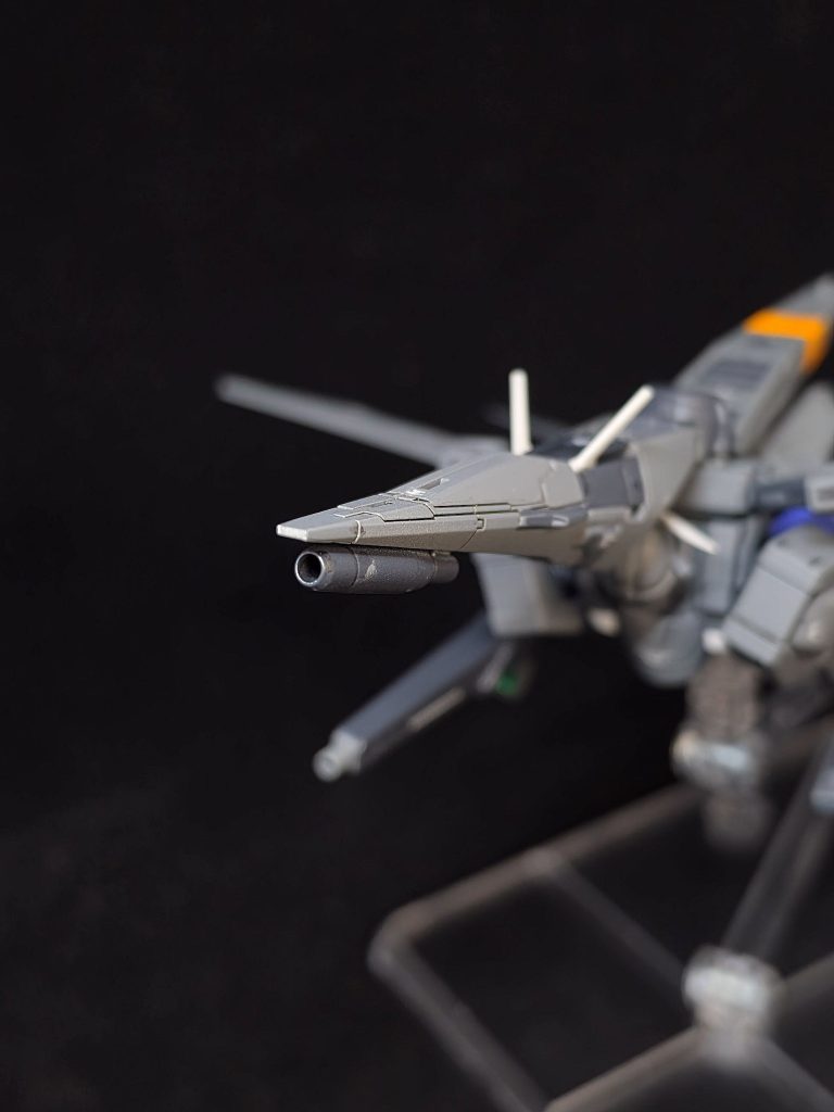 機首部にビーム砲をどうしても取り付けたかったため、手持ちのジャンクパーツからたぶんMGストライクのものと思われるビームライフルの先端部分だけをカットし、キュリオスの機首側も一部カットして埋め込んでいます。